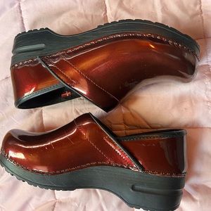 Sanita professional patent leather clogs - women’s EU size 38 (US 7 - 7.5)